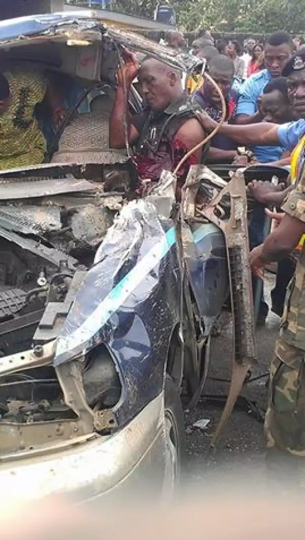 Nigerian Policeman’s Hand Cut Off In Fatal Accident While Trying To Collect Bribe From A Bus Driver [View Graphic Photos]